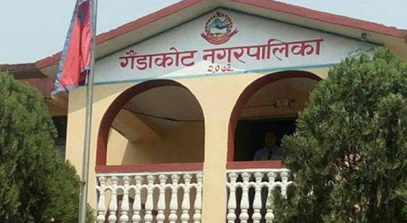 घर डुबानमा परेपछि गैँडाकोटका स्थानीयले लगाए नगरपालिकामा ताला